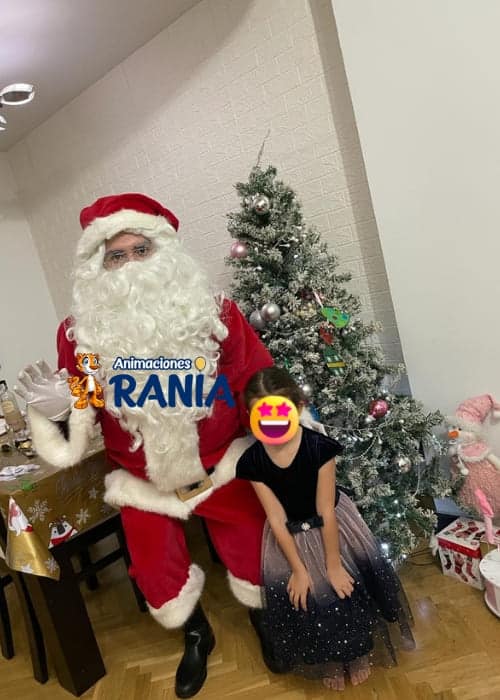 Papá Noel repartiendo regalos 24 diciembre
