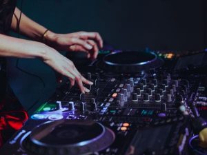 planificar una comunión con un dj